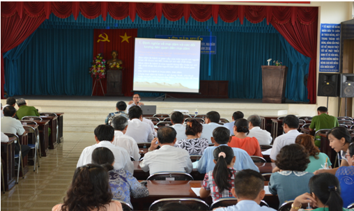 Ông Phan Thanh Vân - Chi cục trưởng giảng bài về công tác phòng chống tệ nạn xã hội
